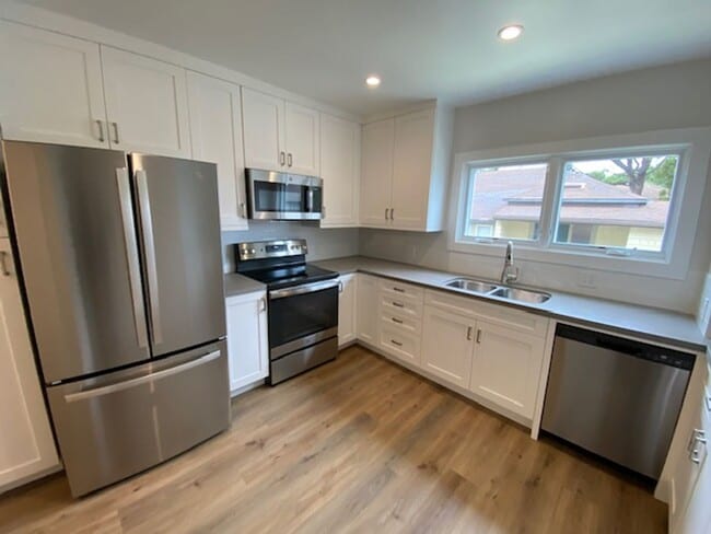 Building Photo - 542 Pine Ave