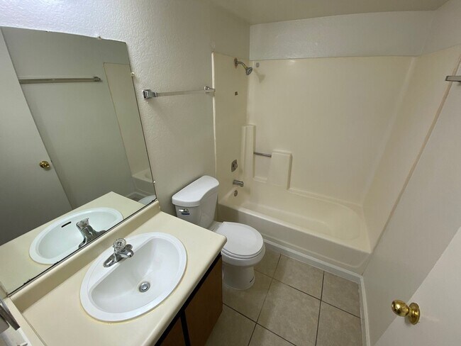 Building Photo - 2 bed downstairs unit
