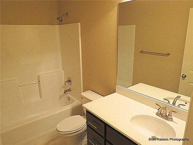 Building Photo - 6615 W Valley View Rd