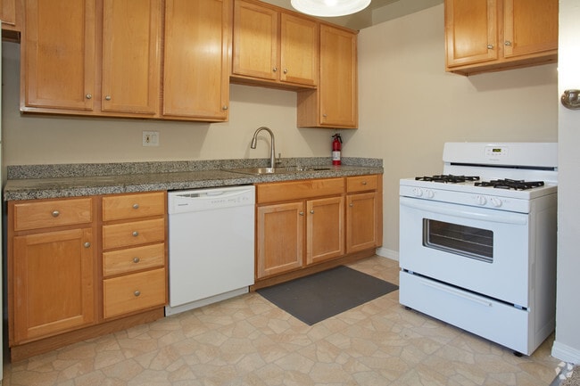 1BR, 1BA - 500 Upstairs - Marina Bay Club Apartments