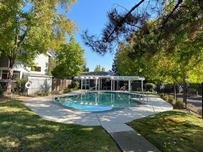 Building Photo - 2 Bed 2.5 Bath Townhouse W/ 2 Car Attached...
