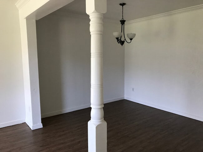 Building Photo - 2BR/1.5BA River Oaks townhome for lease by...