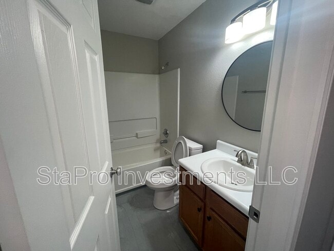 Building Photo - 128 Village Pl