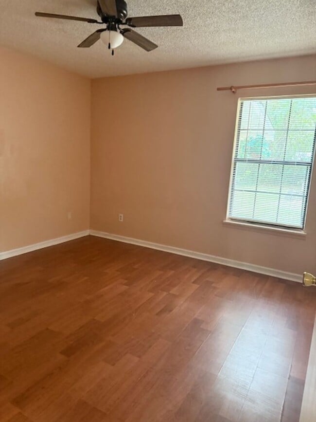 Building Photo - 2 Bedroom 1 Bath Duplex