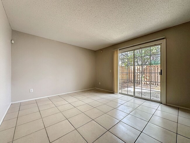 Building Photo - Carmel Oaks Townhome style Condo in Orlando