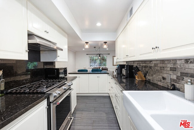 Building Photo - 6708 Hillpark Dr