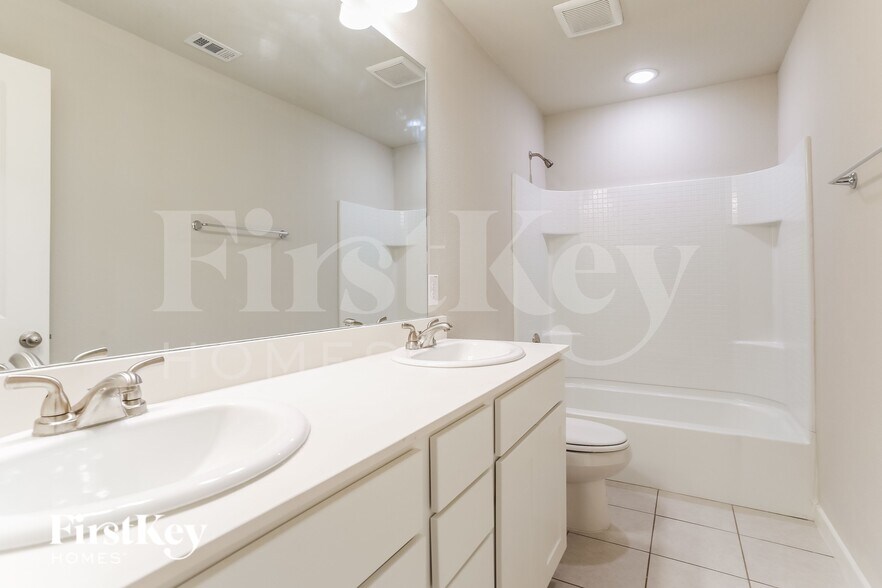 Building Photo - 619 Ava Trl