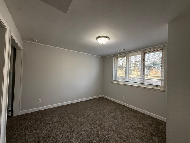 Building Photo - $2,900 | 5 Bedroom, 3 Bathroom House | No Pets | Available for Immediate Move In!