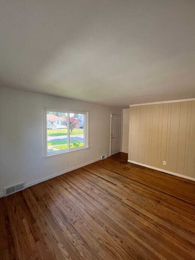 Building Photo - 3 Bed Single Family Home Available - Close to Rochester General