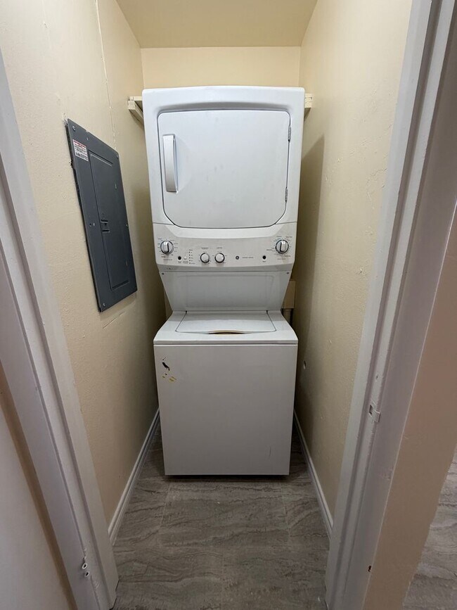 Building Photo - Great older home!