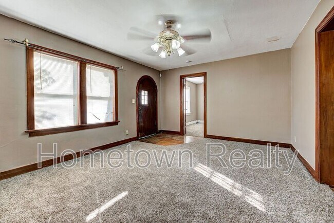 Building Photo - 2213 N Hood St