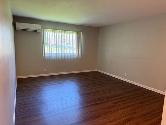 Building Photo - Remodeled 1 Bedroom Apartment!!!  Walk to the Square or Steps from Sumner Regional Hospital