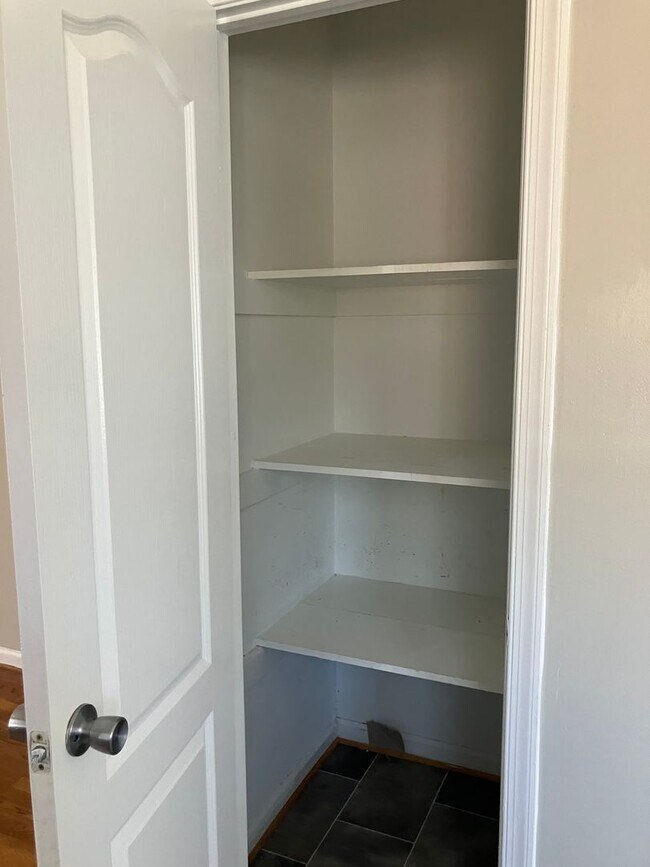 Building Photo - Three Bedroom Condo - Centrally Located Suffolk!