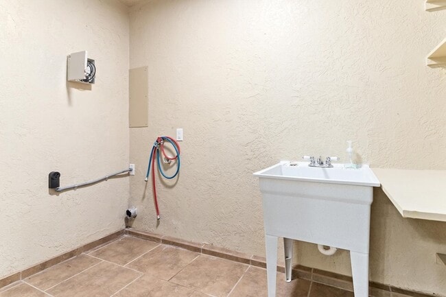 Building Photo - 4770 Corkwood Ln