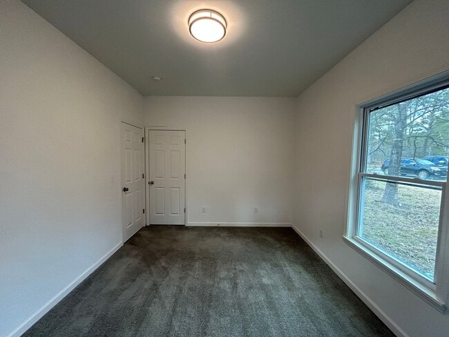 Building Photo - 614 Maple Rd