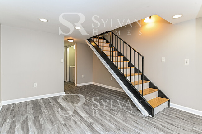 Building Photo - Charming & Modern 3 BR, 2 BA Townhome