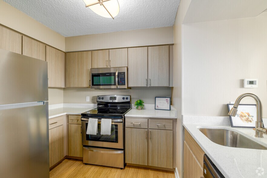 1BR, 1BA - 850SF - Kitchen - Parkstone