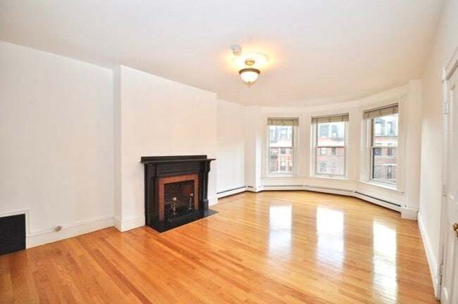 Building Photo - 218 Newbury St