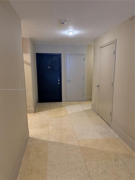 Building Photo - 1420 Brickell Bay Dr