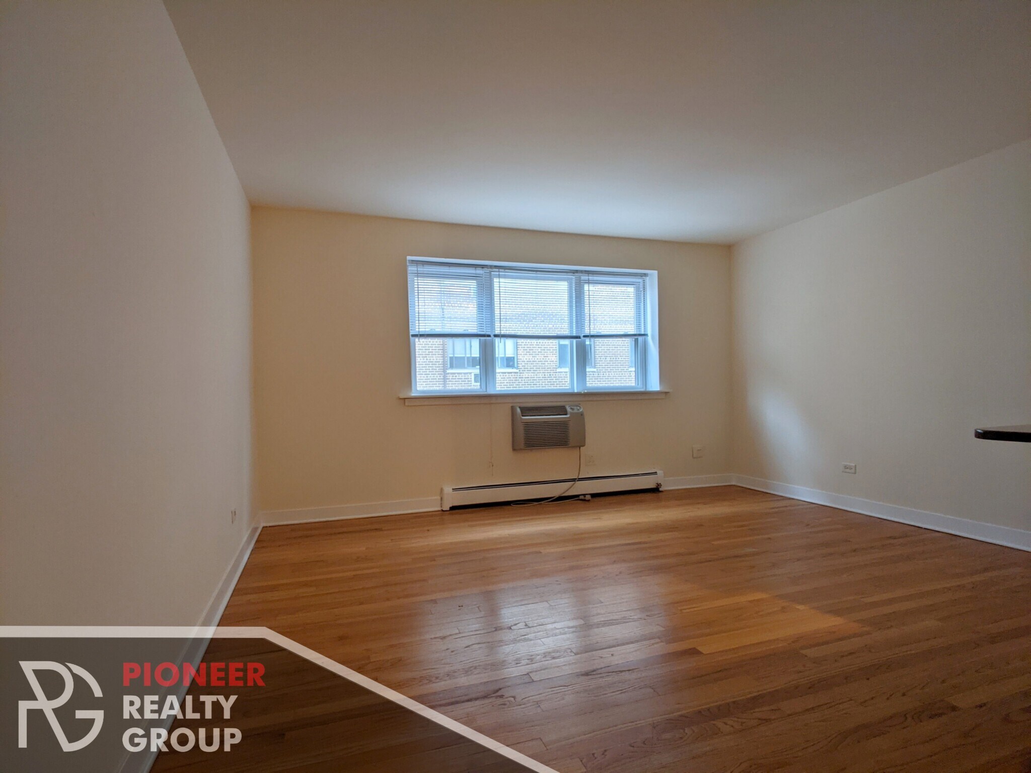 Building Photo - 643 W Wrightwood Ave