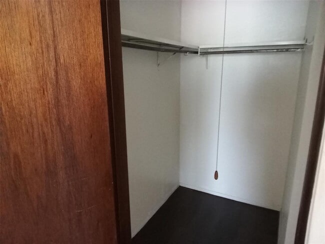 Building Photo - 1400 W Braker Ln