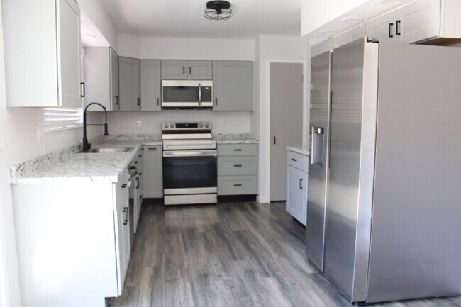 Building Photo - 130 Aster Ct