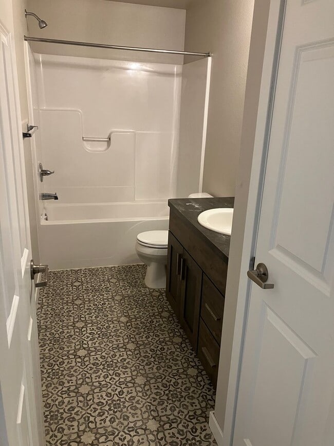 Building Photo - 4 Bed 3 Bath Single Family Home