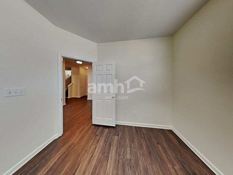 Building Photo - 1009 Skillbeck Rd