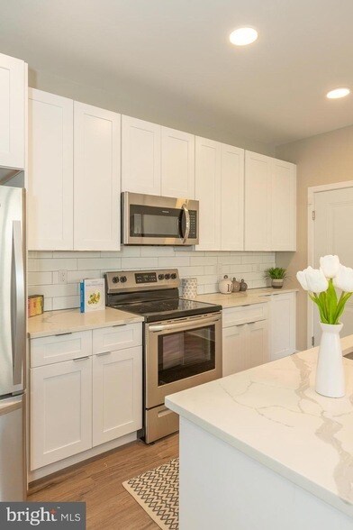 Building Photo - 2220-28 Master St