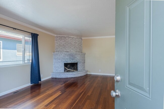 Building Photo - 833 2nd St