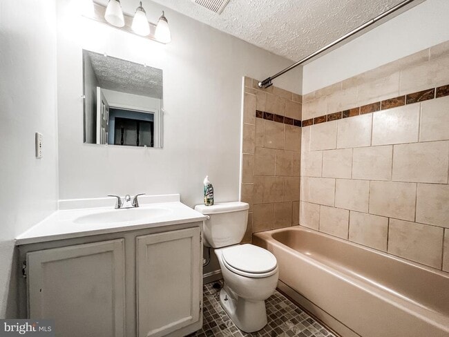 Building Photo - 811 Calvert Towne Dr