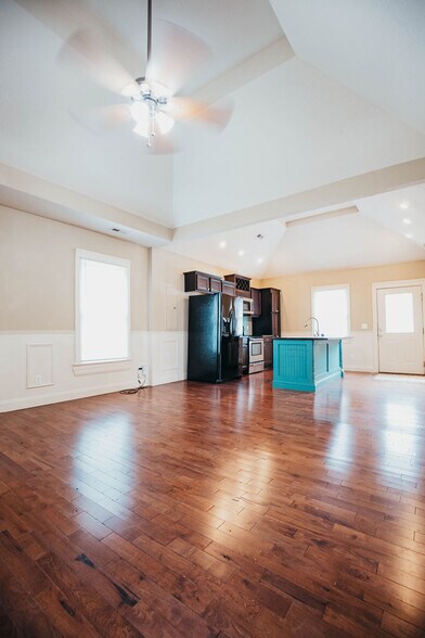 Building Photo - 1046 E Walnut St