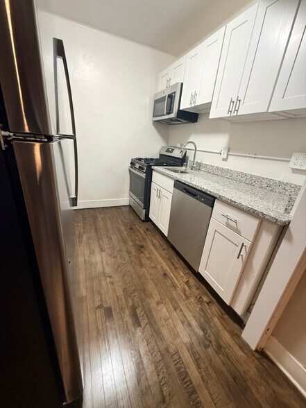 Building Photo - 913 E Kilbourn Ave