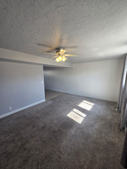 Building Photo - 1033 E 300 N St