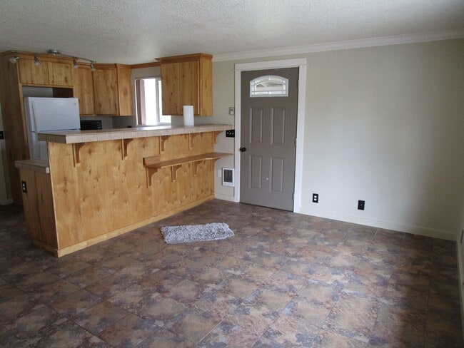 Building Photo - 1 Bedroom Unit with Gate Privacy - All Utilities Provided, Including Yard Care and Internet!