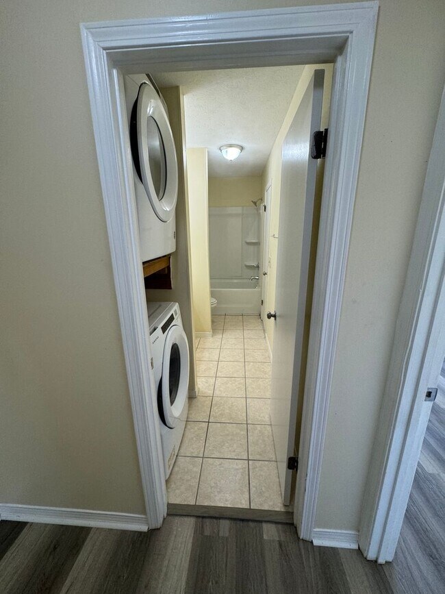 Building Photo - Great Two Bedroom-Freshly Remodeled-$500.00 off first months rental rate with approved application!