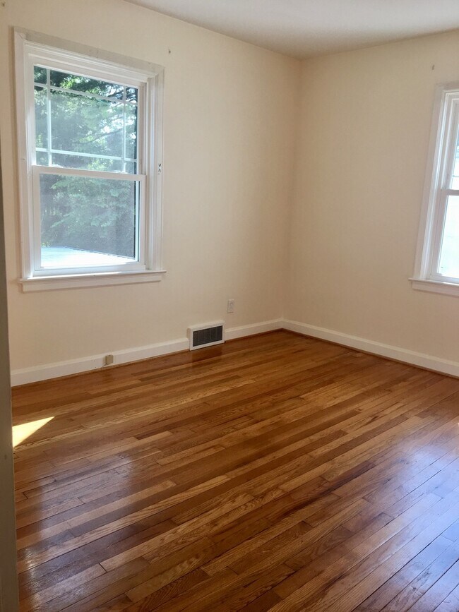 Building Photo - Wonderful Kenilworth location! Lovely land...