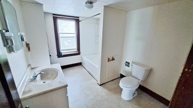 Building Photo - 3 Bed / 1 Bath Single Family Home