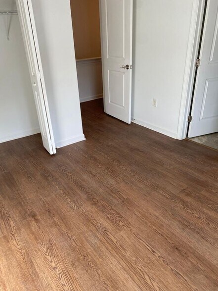 Building Photo - 455 Kentwell Dr