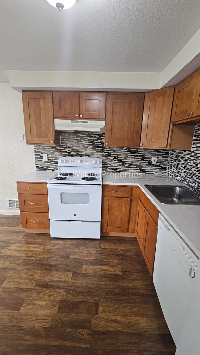 Building Photo - Two Bedroom in Tacoma
