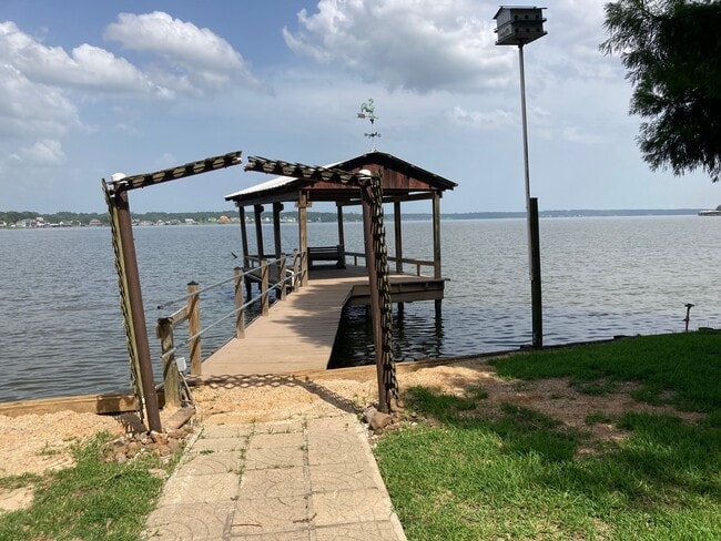 Building Photo - 554 Harbor Dr