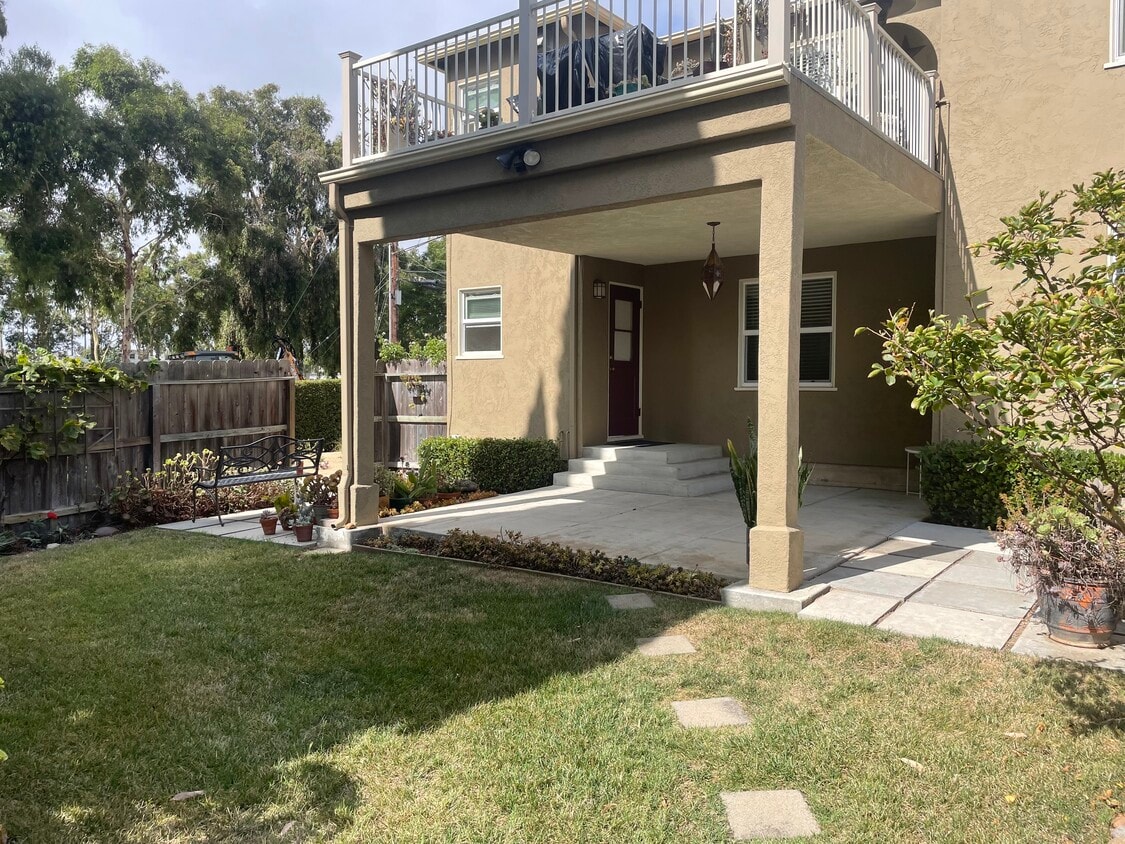 Building Photo - 4735 Lomitas Dr