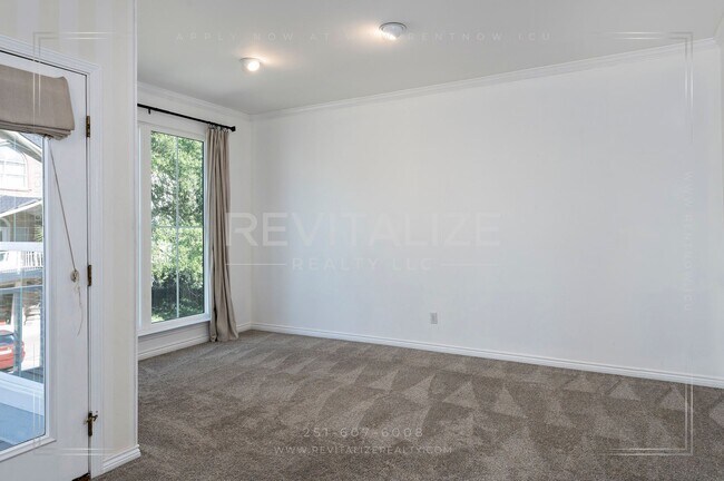 Building Photo - Charming 3-Level Home with Water Access in Daphne, AL