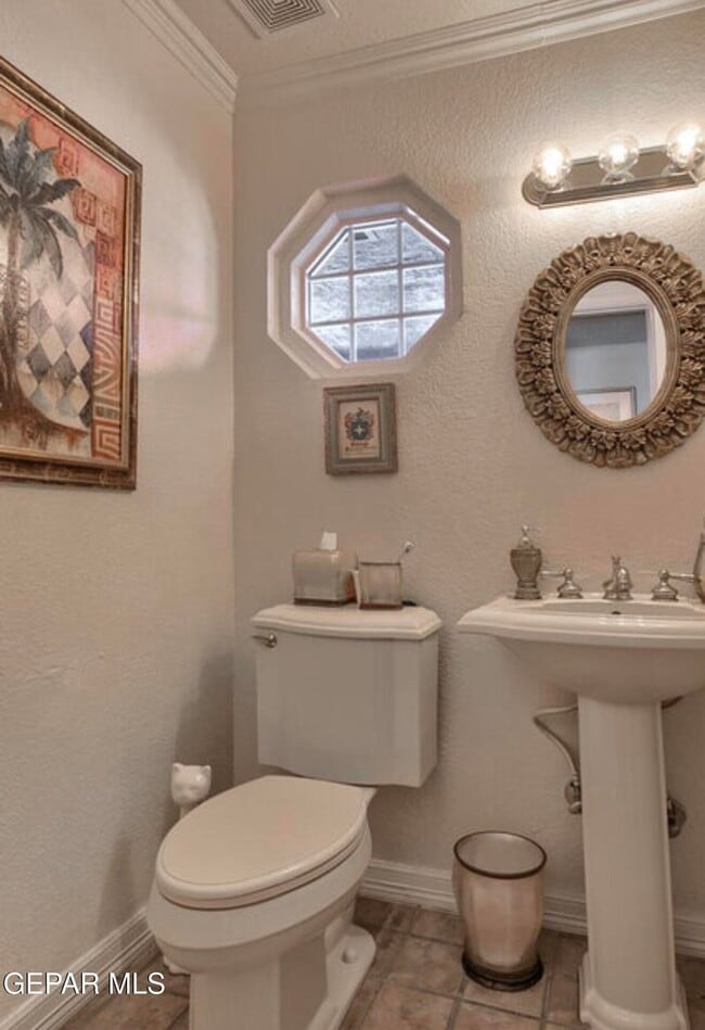 Building Photo - 1933 Gus Moran St