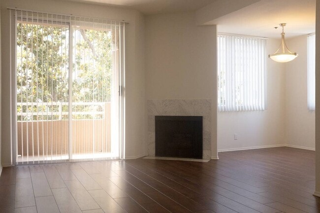 living room - Peach Tree Court Apartments