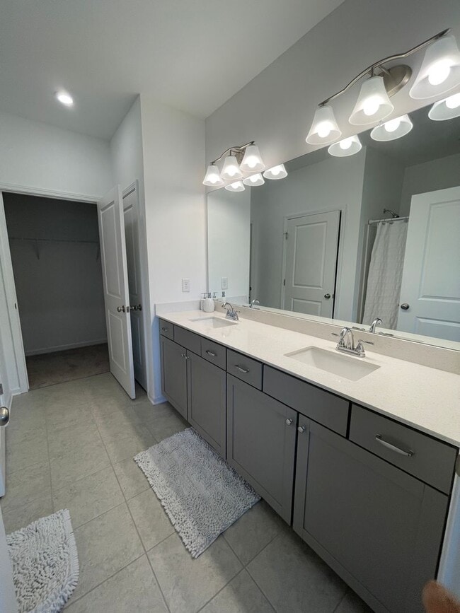 Building Photo - 3 bed 2.5 Bath Townhouse. Shelbyville