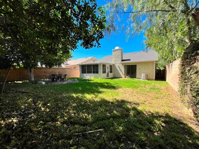 Building Photo - Single-story in Van Nuys w/3+2, bonus room...