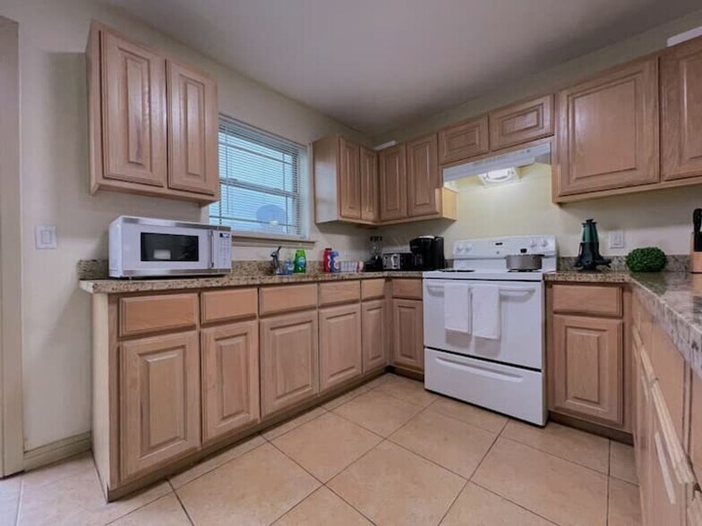 Building Photo - 1500 Humming Bird Ct