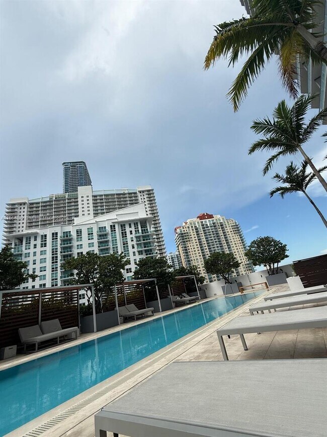 Building Photo - 1300 Brickell Bay Dr