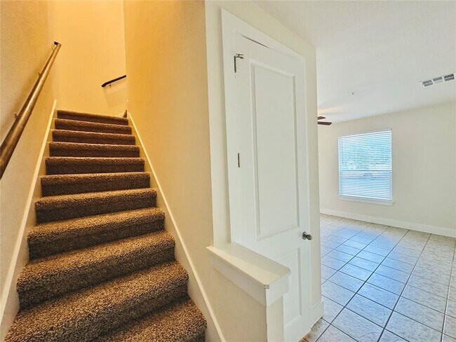 Building Photo - 2216 Creekside Ln